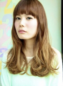 大人可愛いフェミニンカール×ノーブルカラー・黒髪でも似合うふわふわミディー耳かけも◎