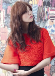 シナモンアッシュでキレイなツヤカラー・外国人のクセ毛風エアリーロング