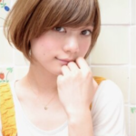 重めな大人ボブ。斜めバングで大人かわいい耳かけフェミニンスタイルの完成