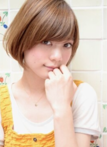 重めな大人ボブ。斜めバングで大人かわいい耳かけフェミニンスタイルの完成