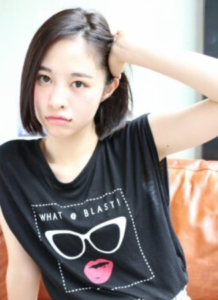 黒髪×前下がりの大人ボブ・耳かけアレンジでアシンメトリーも似合う