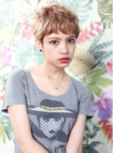 外国人くせ毛風クールなベリーショート・首筋スッキリで横顔美人に