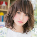 気負わないくせ毛風カールがふんわり柔らかな表情をもたらす