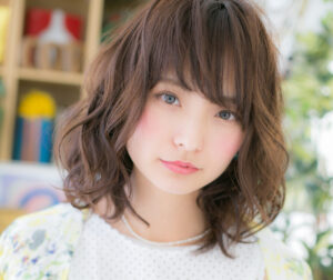 気負わないくせ毛風カールがふんわり柔らかな表情をもたらす