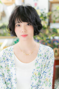 黒髪×パーマでノーブルな印象にアレンジで魅せるくせ毛風ショート