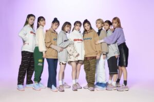 話題の9人組ガールズ・パフォーマンスグループGirls² (ガールズガールズ)× FILA × atmos pinkのトリプルコラボアイテムが発売決定!