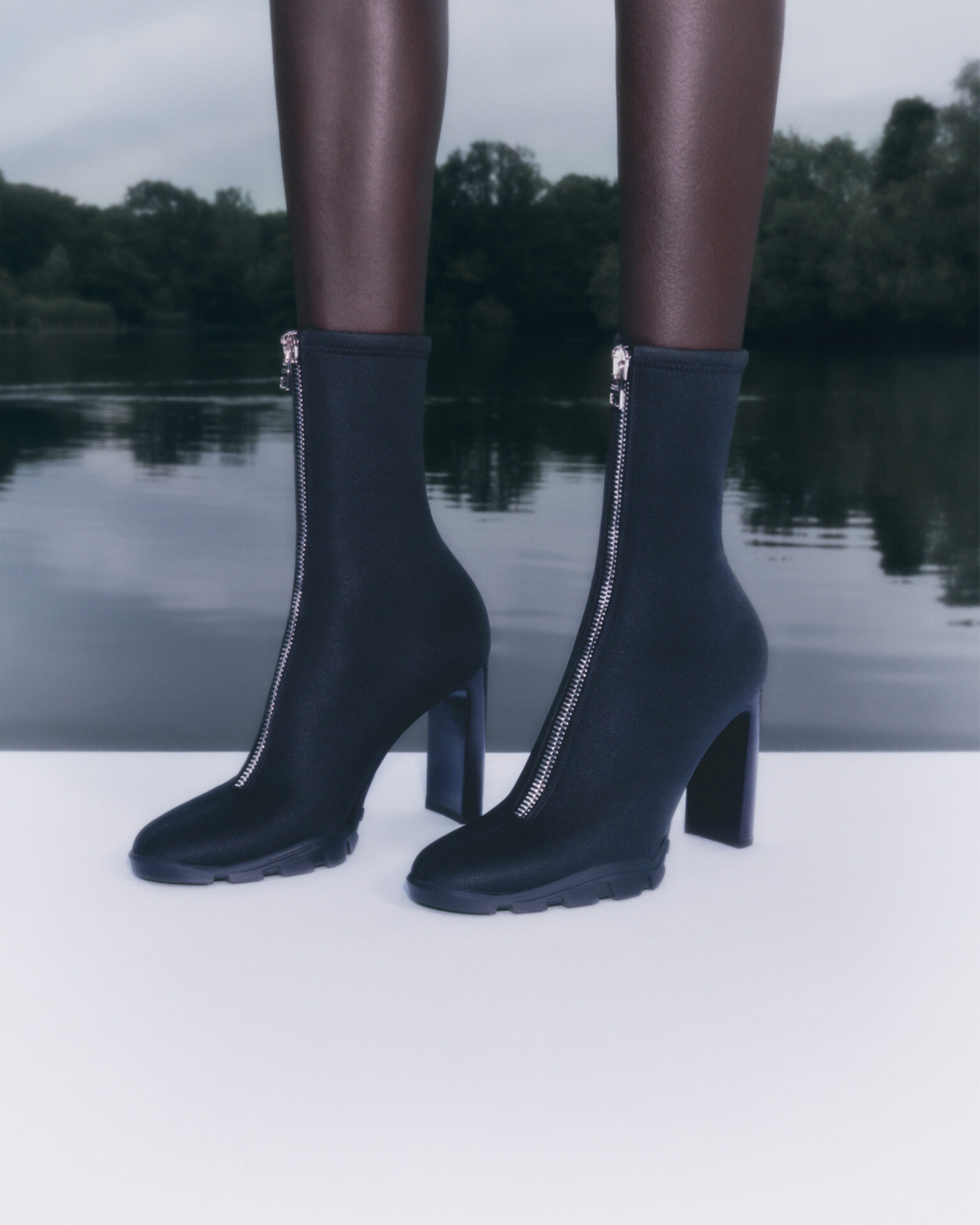 英国の高級ファッションブランドAlexander McQueen2022年春夏プレコレクションより新作ブーツが登場