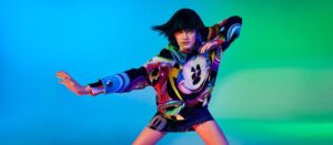 バルセロナ発のファッションブランド「Desigual(デシグアル)」より、ディズニーのミッキーマウスとの2022年春夏の新作コレクション”DANCE!”が登場。