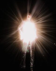 フランスの歌手ジュリエット・アルマネがディオールを纏って登場