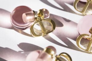 ディオールのアイコニックな「ディオール トライバル」ピアスが生まれ変わる