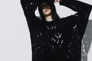 軽い素材がデニムのようにタフでニュアンスのある印象になる2素材のコンポジションでつくられたY's、2022リゾートコレクションの最新作