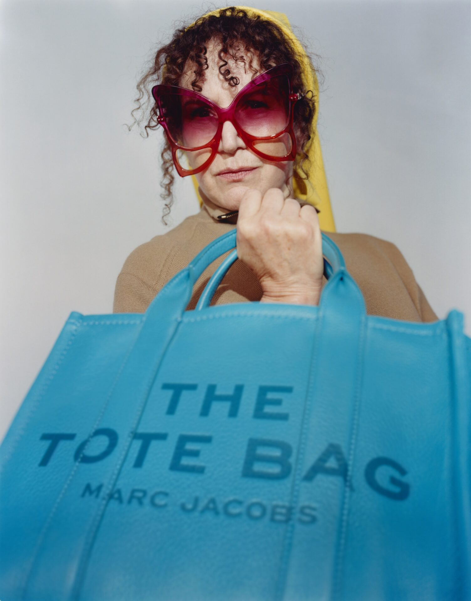 女優のスージー・エスマンがモデルを務めた「MARC JACOBS)2022年春コレクションはブリアナ・カポッツィが撮影。