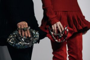 バンシィが昼夜を問わず真の存在感を発揮するファッショナブルなハンドバッグ「Kenny」を発売