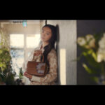 モデル・女優Kōki, が『VOGUE JAPAN』のクリエーションによる“Rogue” バッグ と ＜花＞のストーリー:スペシャルコンテンツに出演