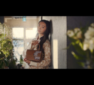 モデル・女優Kōki, が『VOGUE JAPAN』のクリエーションによる“Rogue” バッグ と ＜花＞のストーリー:スペシャルコンテンツに出演