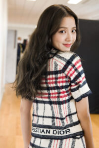 BLACKPINKのジスジスが纏う。今季大注目DIORのニットジャケット