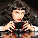 アレキサンダー・マックイーンからSophie MullerとLucia Fairfullとのコラボレーションにより制作されたJewelled Satchelの新しいムービーを公開