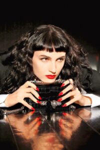 アレキサンダー・マックイーンからSophie MullerとLucia Fairfullとのコラボレーションにより制作されたJewelled Satchelの新しいムービーを公開