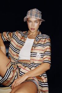 ​バーバリーが 2022 年スプリングコレクションとしてSupreme®とのコラボレーションを発表