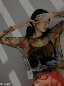 アパレルブランドAMERIが、ミッキーマウスやドナルドダック、白雪姫が施された大人でも楽しめるディズニーのファッションアイテムを発売。