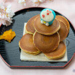 川崎市 藤子・F・不二雄ミュージアムカフェに、スイーツメニュー「山のようなどら焼き」が新登場