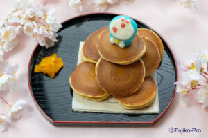 川崎市 藤子・F・不二雄ミュージアムカフェに、スイーツメニュー「山のようなどら焼き」が新登場