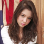 外国人風な柔らかさと小顔耳かけ無造作ウェーブ