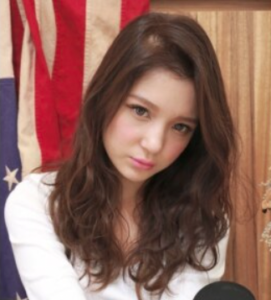 外国人風な柔らかさと小顔耳かけ無造作ウェーブ