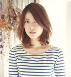 大人可愛い小顔ワンカールひし形ミディ・クセ毛風ふわミディはエアリー感が今の気分。