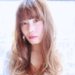 大人可愛いモテふわ抜け感スタイル・カラーはアッシュゴールドベージュで透き通る雰囲気が◎