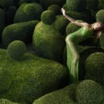 「キノコが私たちを結びつける」というアイデアをテーマに、サイケデリックな自然への旅を描くステラ マッカートニーの2022年サマーキャンペーンを公開。