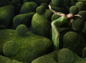 「キノコが私たちを結びつける」というアイデアをテーマに、サイケデリックな自然への旅を描くステラ マッカートニーの2022年サマーキャンペーンを公開。