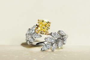 ティファニー、日本上陸50周年を祝し、イエローダイヤモンドをセットした特別な「ティファニー ビクトリア™ ヴァイン」の日本限定リングを発売
