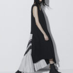 ワイズ・ブラックの中に差し込まれる色彩。空気の粒に反射し漂う光のように、服に差し込まれ、スタイルを包み込む。Y's、2022リゾートコレクションの最新作￼