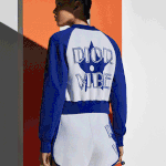 アテネで開催されたクルーズ 2022 コレクションショーの場で発表され、またたく間に人気アイテムとなった「ディオール ヴァイブ」春夏の新作が登場