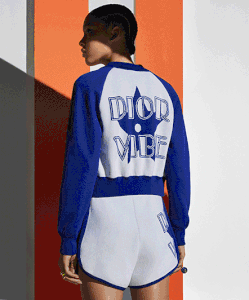 アテネで開催されたクルーズ 2022 コレクションショーの場で発表され、またたく間に人気アイテムとなった「ディオール ヴァイブ」春夏の新作が登場