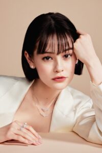 王室に愛されるパリの名門ジュエラー・ショーメ「ジョゼフィーヌ」新作コレクションに朝比奈彩、emmaが登場