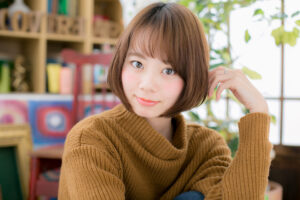 ナナメに流したカールバングで旬顔に黄金小顔比率でショートにイメチェン