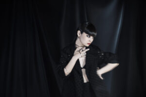 モデル秋元梢がリミ フゥ 20周年アニバーサリーコレクションに登場