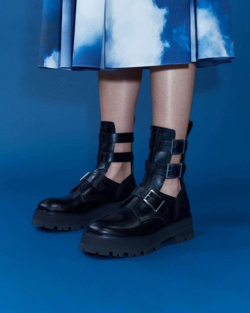 イギリスのファッションブランドAlexander McQueenウィメンズの新作「Rave Boots」が登場