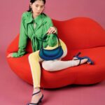 シースルーやラバーヒール、唇や足の生えたバッグなど三吉彩花が魅せる、キッチュな CHARLES & KEITH サマールック公開