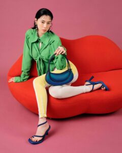 シースルーやラバーヒール、唇や足の生えたバッグなど三吉彩花が