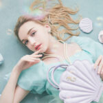人魚のプリンセスが「Disney Collection」に登場 Maison de FLEUR「アリエル」の涼感アイシーカラーのシェル型2WAYバッグ