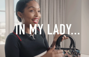 【DIOR】ビューティ アンバサダー、ヤラ・シャヒディのバッグの中身を公開!