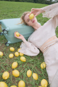 トラベルアイテムブランド「Aww」アーティストFRANKIE CIHIとコラボ"日本の山と折り紙" をイメージしたスーツケースを発売