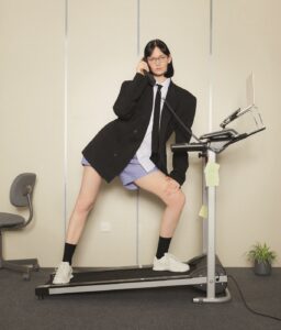 「CAMPER(カンペール)」22AWコレクション「Out of Office」をテーマにオフィスとアウトドアを融合した未知の世界を提案