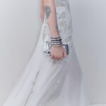 【Alexander McQueen】「スカル フォーリング クラッチ」に新色登場￼