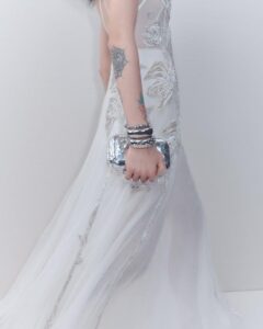 【Alexander McQueen】「スカル フォーリング クラッチ」に新色登場￼