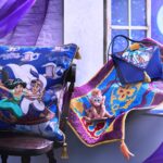 アラジンとジャスミンが魔法のじゅうたんに乗って空を飛ぶ名シーンをディズニーストアオリジナルで描き起こし！映画『アラジン』公開30周年記念第2弾アイテムを10月2日（日）より順次発売！