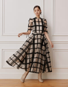 女優・新木優子が纏う、＜スナイデル＞2022年秋コレクション “秋の空気を感じるクラシカル”